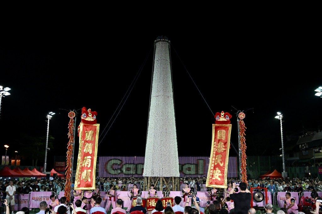 「搶包山」決賽在帝廟遊樂場上演。