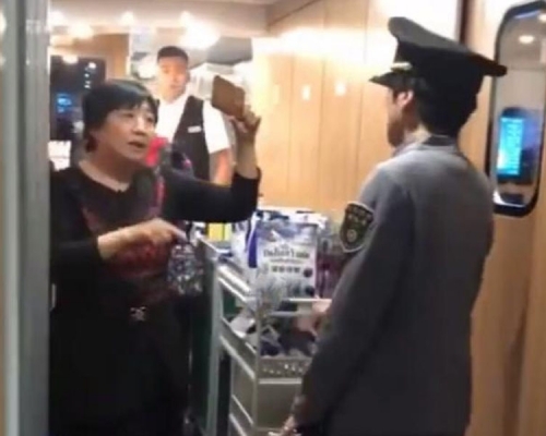 野蠻老婦強詞奪理質問列車長「後面空座可以坐,前面的就不可以坐,誰規定的?」(網圖)