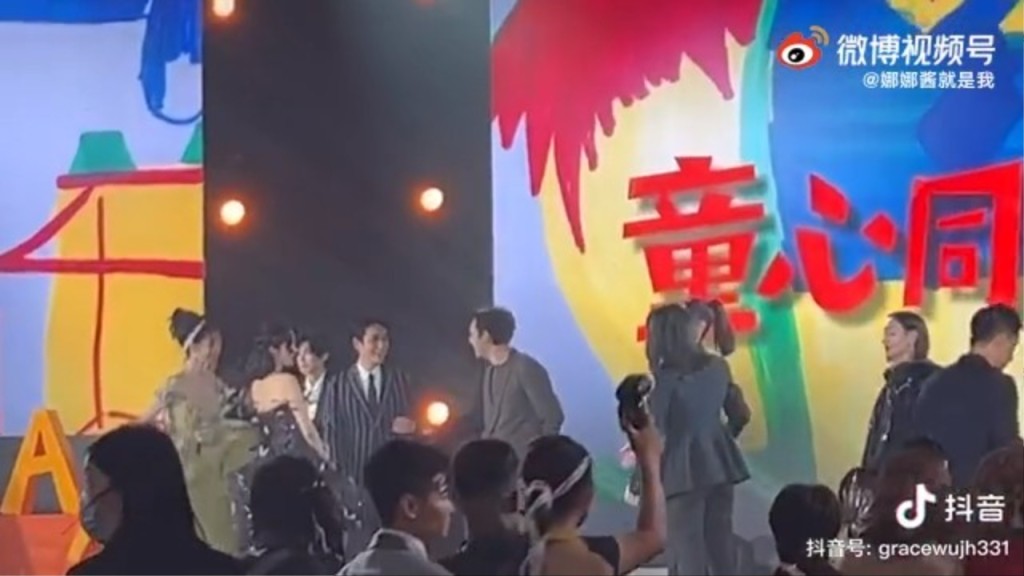 Angelababy一上台就望到陳偉霆。