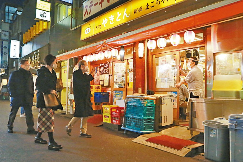 東京的食肆因應新冠防疫措施,昨日起提早打烊。