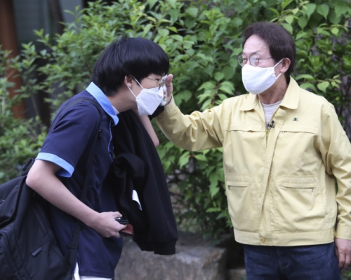 南韓增32宗確診,學校今起分批復課。AP