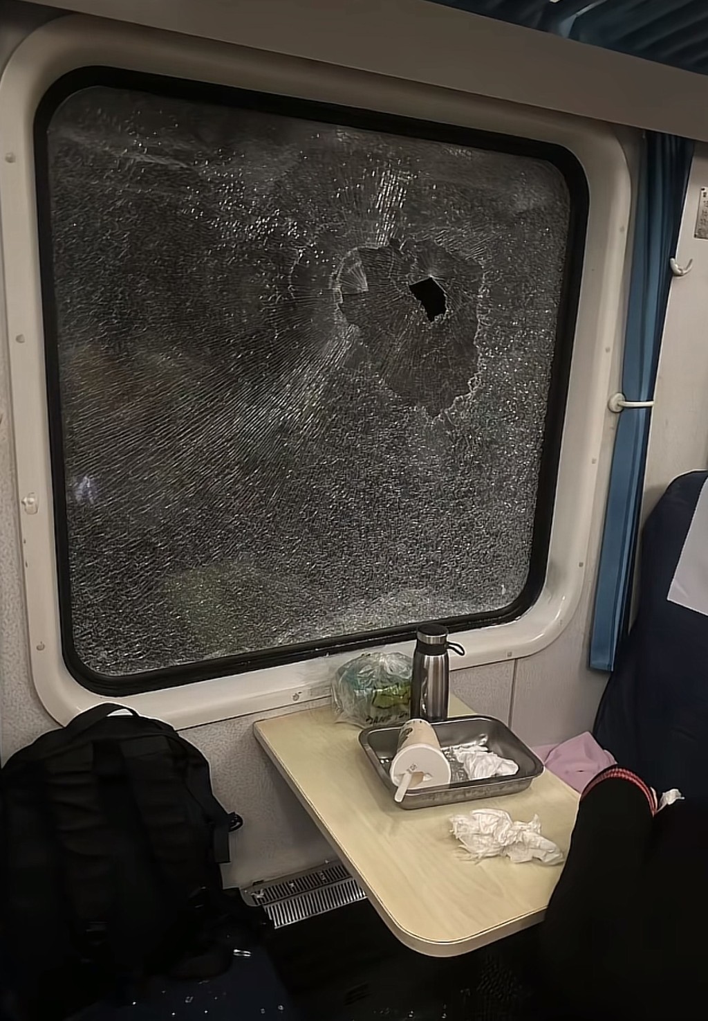 列車被撞脫軌浙江停運3小時悶熱難耐，乘客砸窗通風。抖音@億個達不劉_