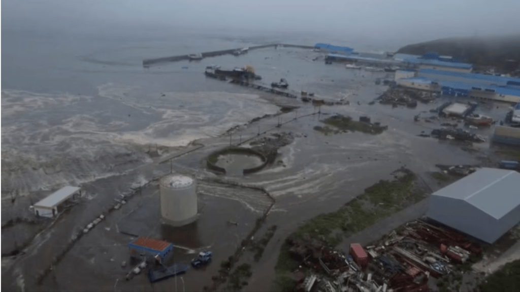 海嘯淹沒俄羅斯小鎮部分地區。路透社 海嘯淹沒俄羅斯小鎮部分地區。路透社