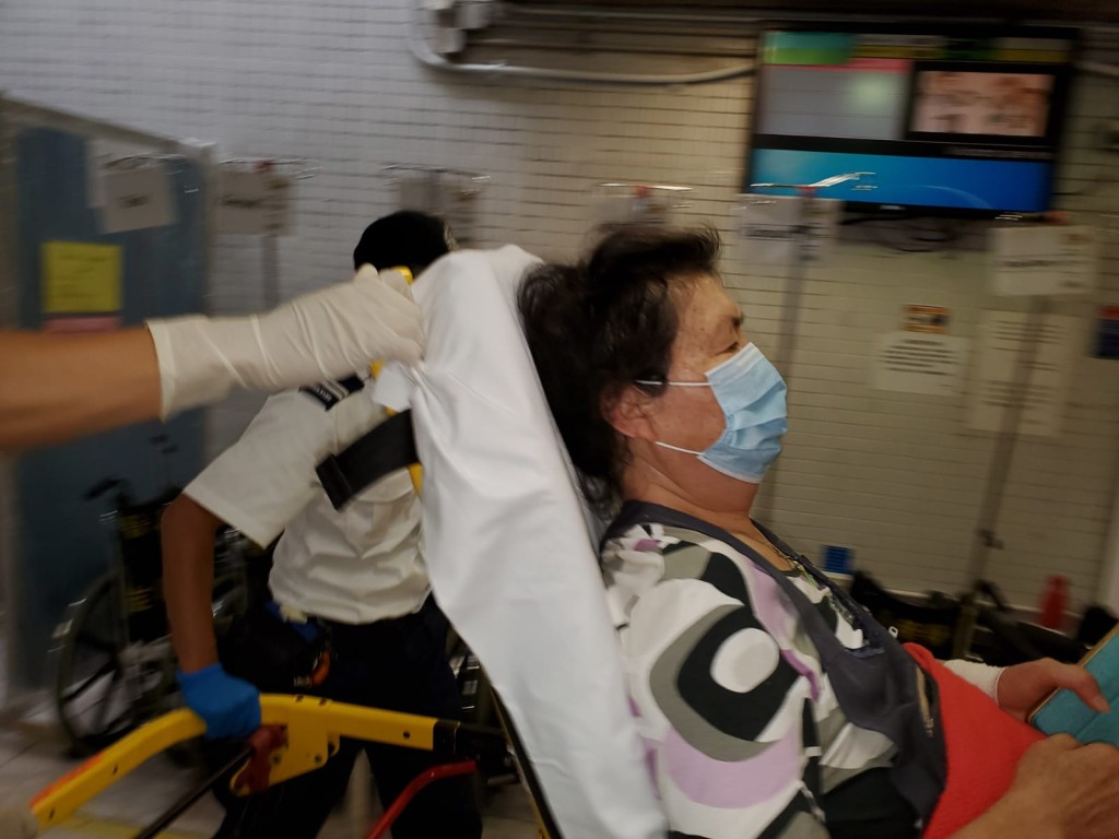 六旬婦果欄過馬路險被撞。
