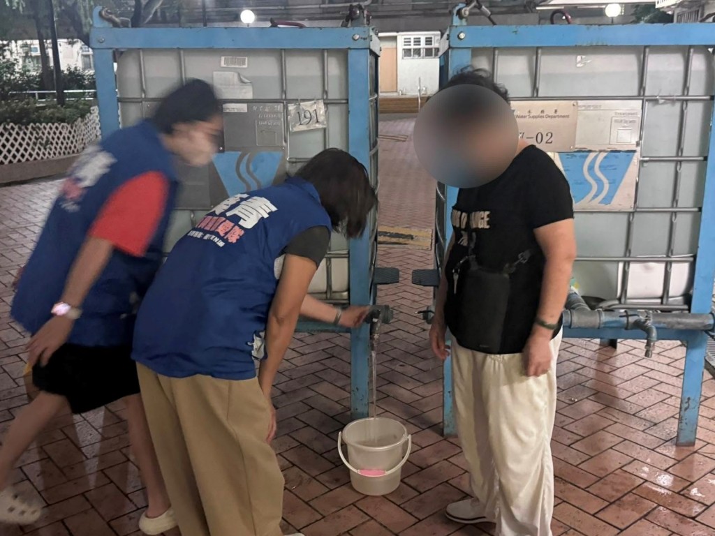 關愛隊人員在場支援有需要居民。FB：葵青區葵興小區關愛隊專頁  
