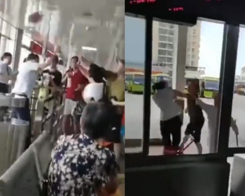 白衣女檢票員用地拖打人後,反被追打。(網圖)