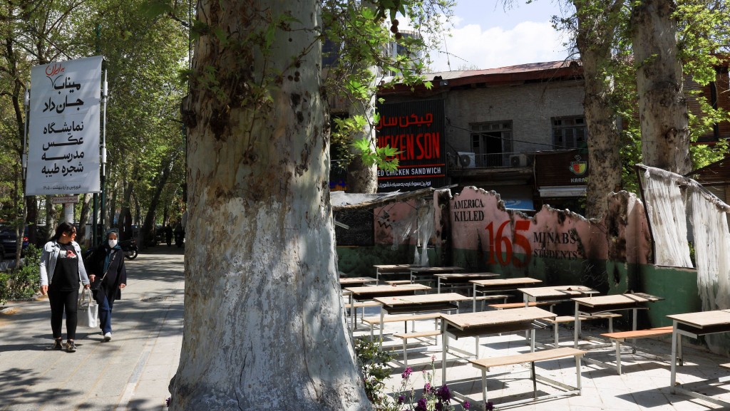 在伊朗首都德黑兰，几名伊朗妇女走过一座纪念碑，该纪念碑是为了纪念南部米纳布一所女子小学遭袭身亡的学童而建。 路透社