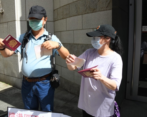 有市民在英國領事館外撕毀BNO。