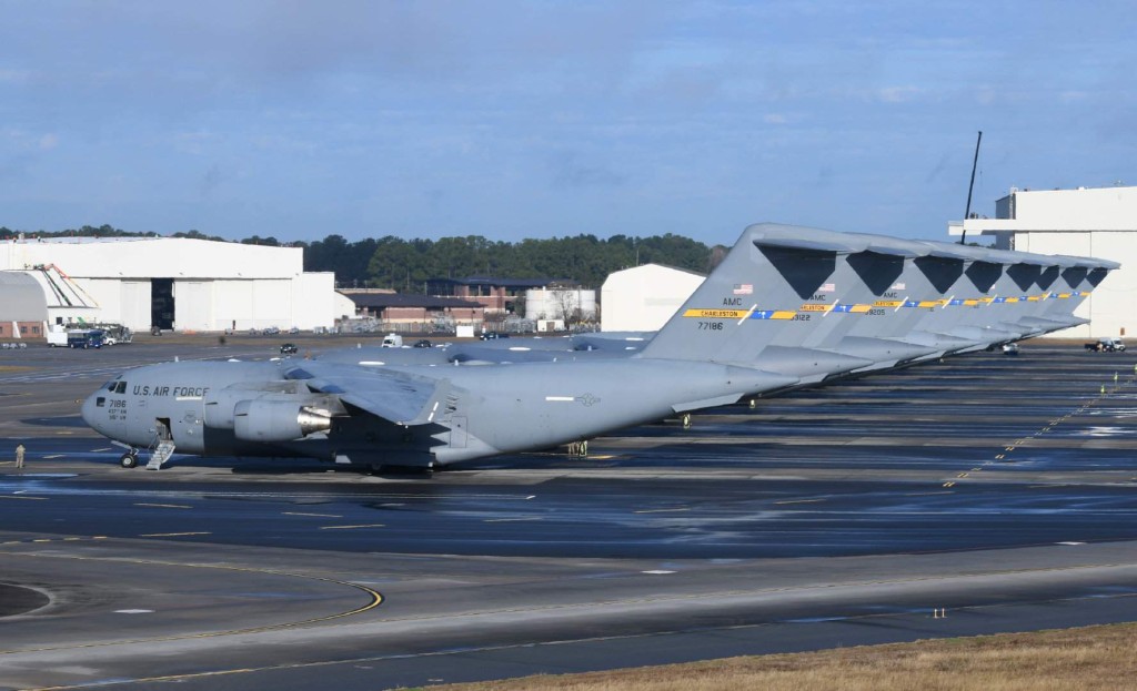 C-17運輸機南卡羅萊納州的查爾斯頓聯合基地準備起飛。