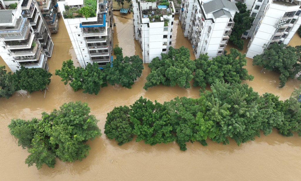 6月19日拍摄的被洪水淹没的广西柳州市滨江西路。 新华社
