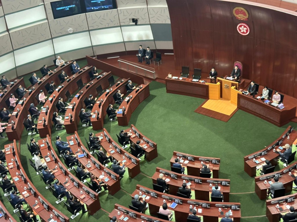 模型包括大主席及一眾議員、司局長人型公仔。