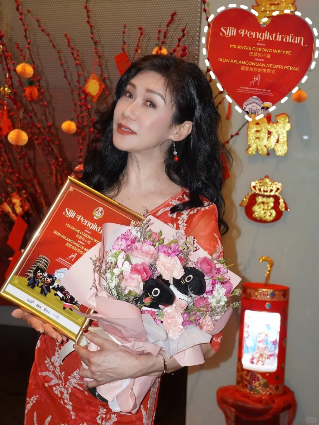 張慧儀近日盛裝打扮,手持證書宣布獲委任為旅遊推薦官。 張慧儀近日盛裝打扮,手持證書宣布獲委任為旅遊推薦官。