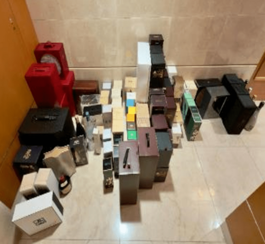 詐騙集團租用豪宅單位收藏犯罪得益，倉庫中發現有夾萬擺放大量現金、名錶及珠寶手飾，單位內亦搜出大量名貴烈酒。警方圖片