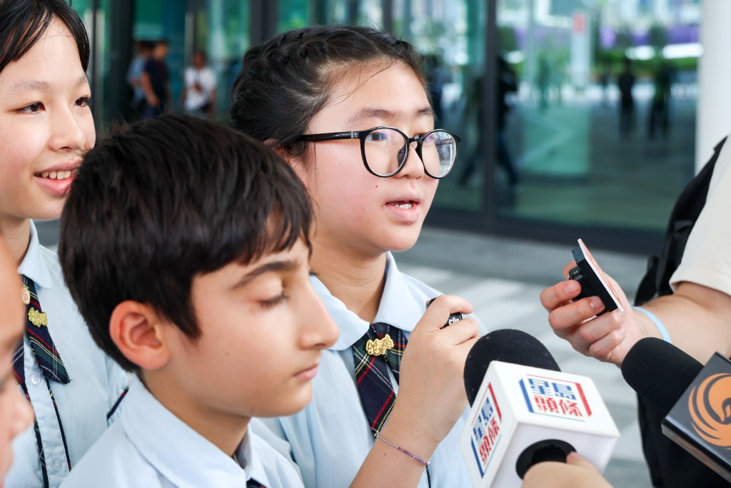 保良局林文燦英文小學袁同學 (右)覺得能協助升旗及演唱國歌,是一件非常光榮的事。 保良局林文燦英文小學袁同學 (右)覺得能協助升旗及演唱國歌,是一件非常光榮的事。