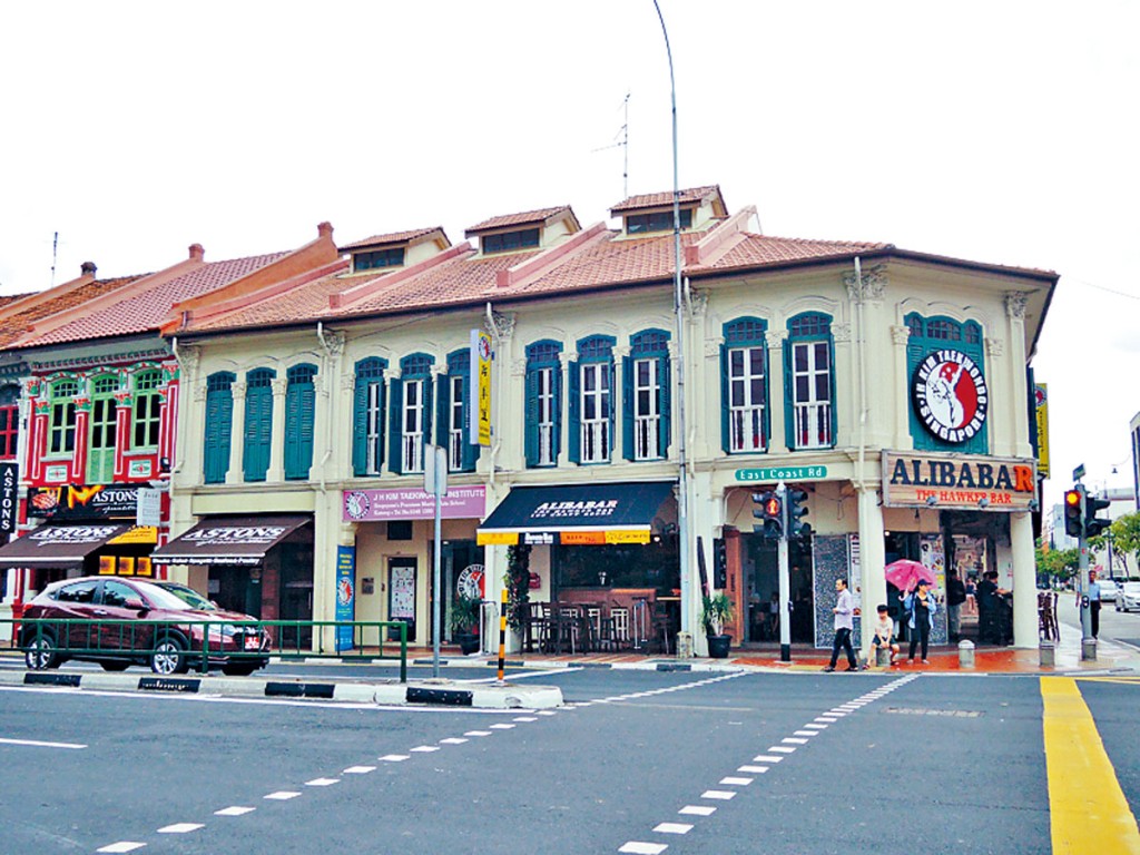 在獅城加東、如切一帶閒逛，便可發現許多繽紛悅目的典雅建築物及地道美食賣店。