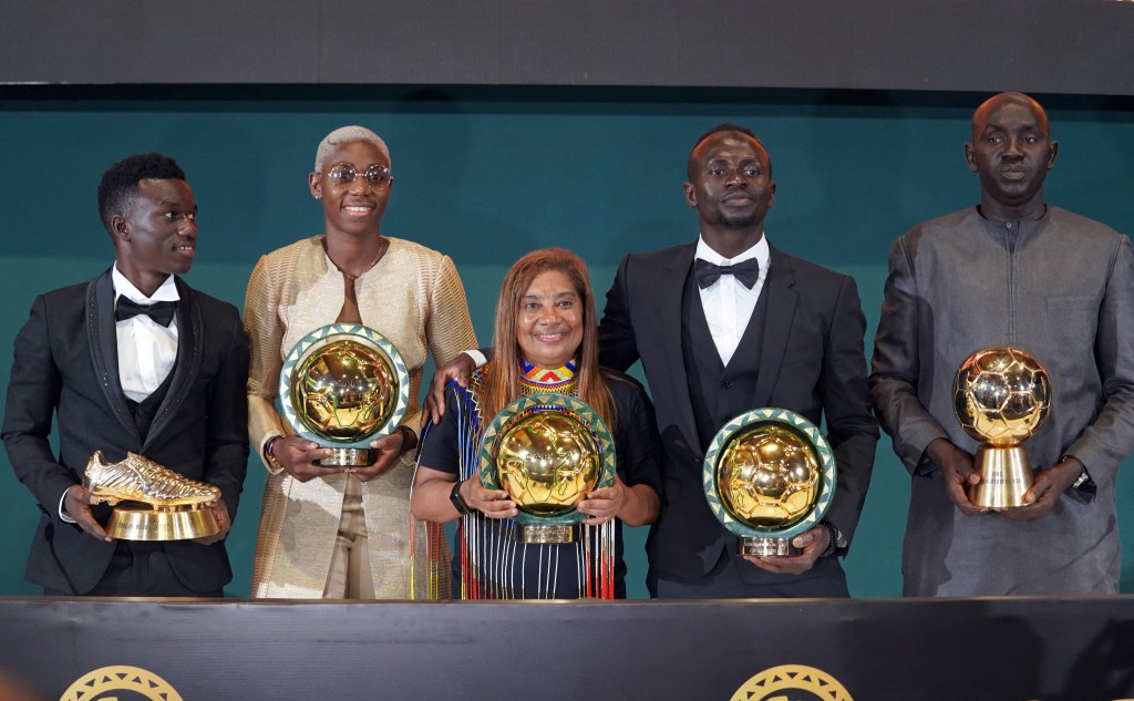 出席完北非摩洛哥之非洲足协颁奖礼，文尼（右二）可直接飞返慕尼黑。Reuters