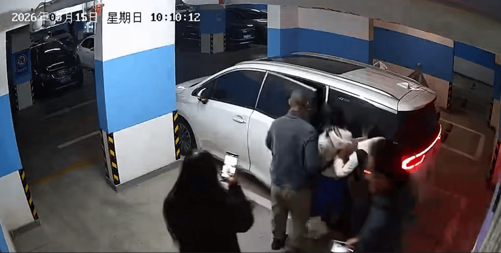 素伶被家人及励萱教育人员骗上车。南方人物周刊 素伶被家人及励萱教育人员骗上车。南方人物周刊
