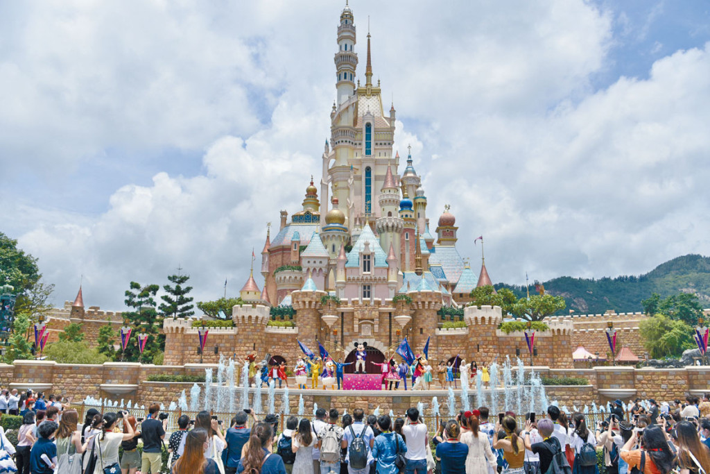 上海迪士尼樂園運營7年市民熱情未減。