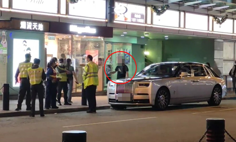 锁车队成员等待车主（红圈者）出现，网民指与一般锁完即走做法不同。(「香港泊车L FB群组」图片)