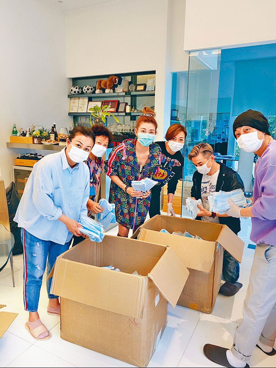 趙雪英合共已派八萬個口罩，善舉亦獲圈中人支持。