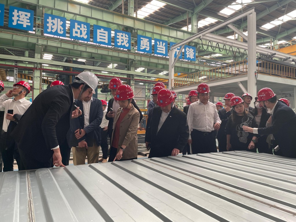 何永賢（前排左二）到訪中建科工集團綠色科技有限公司，視察「簡約公屋」MiC組件廠房。政府新聞處