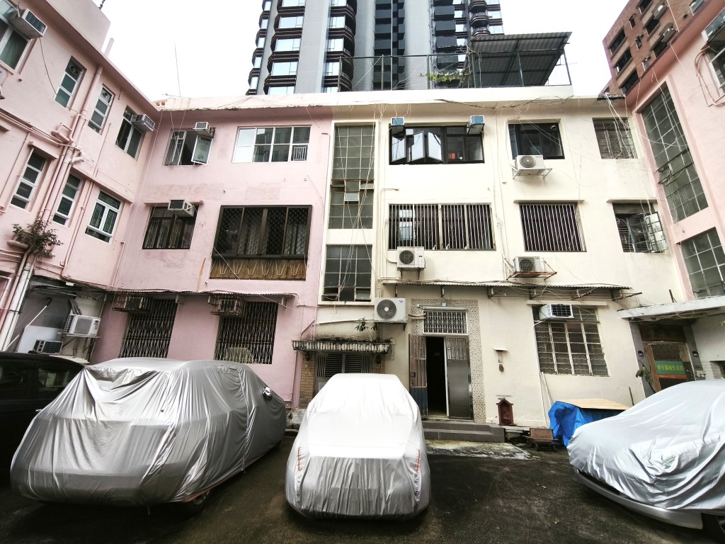 物業屬豪宅地段的罕有唐樓,樓高3層,樓齡約71年,具收購重建價值。 物業屬豪宅地段的罕有唐樓,樓高3層,樓齡約71年,具收購重建價值。