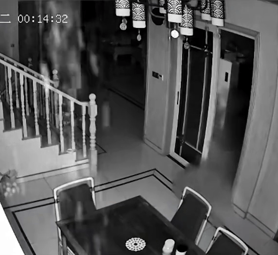 闭路电视拍下爆炸发生一刻，天花板石灰也掉下。