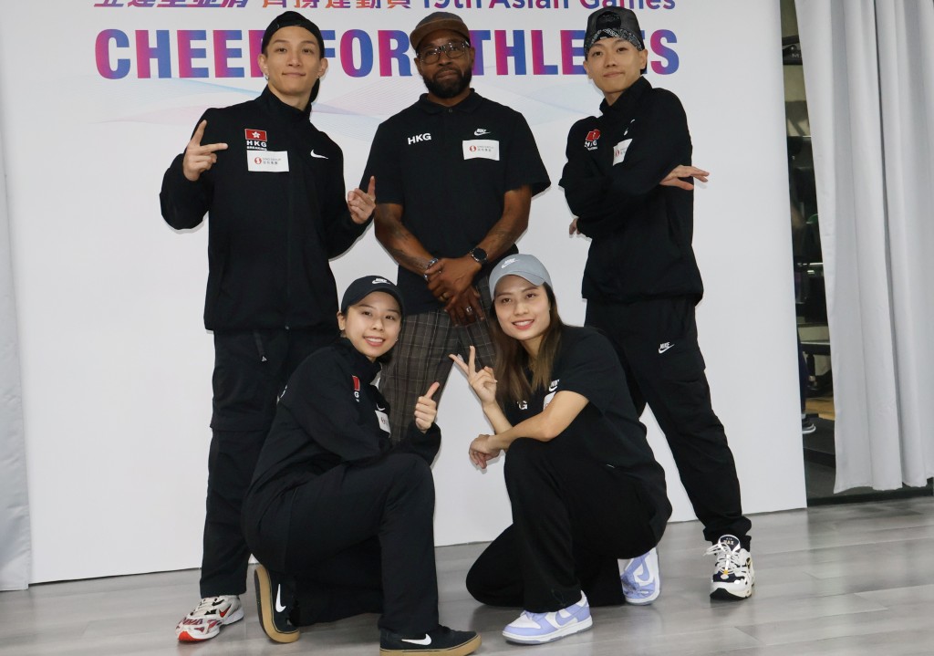 BfG香港代表Lady Banan（前排右）、Lady Little（前排左）、B-Boy C Plus（後排右起）、法國籍教練、B-Boy Think 。 霹靂舞港將。 