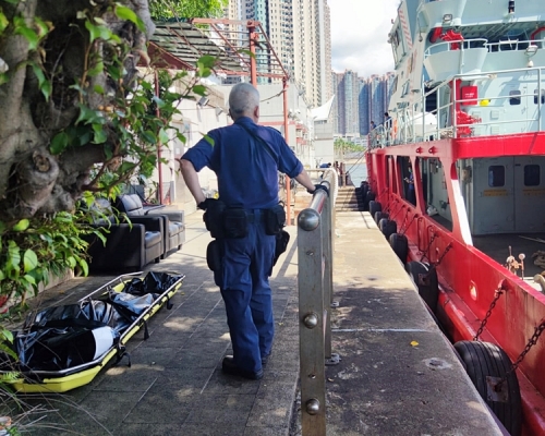 青衣海面發現一具浮屍,死者遺體其後被送往青衣滅火輪消防局。