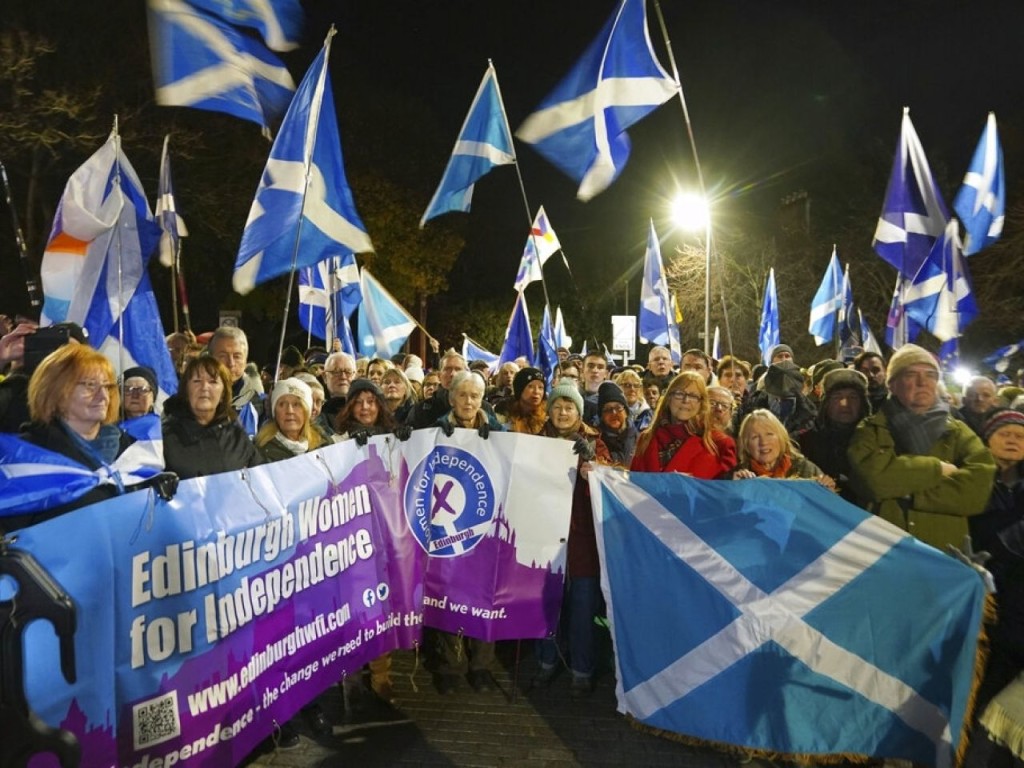 一批支持苏格兰独立的民众在议会外示威。AP