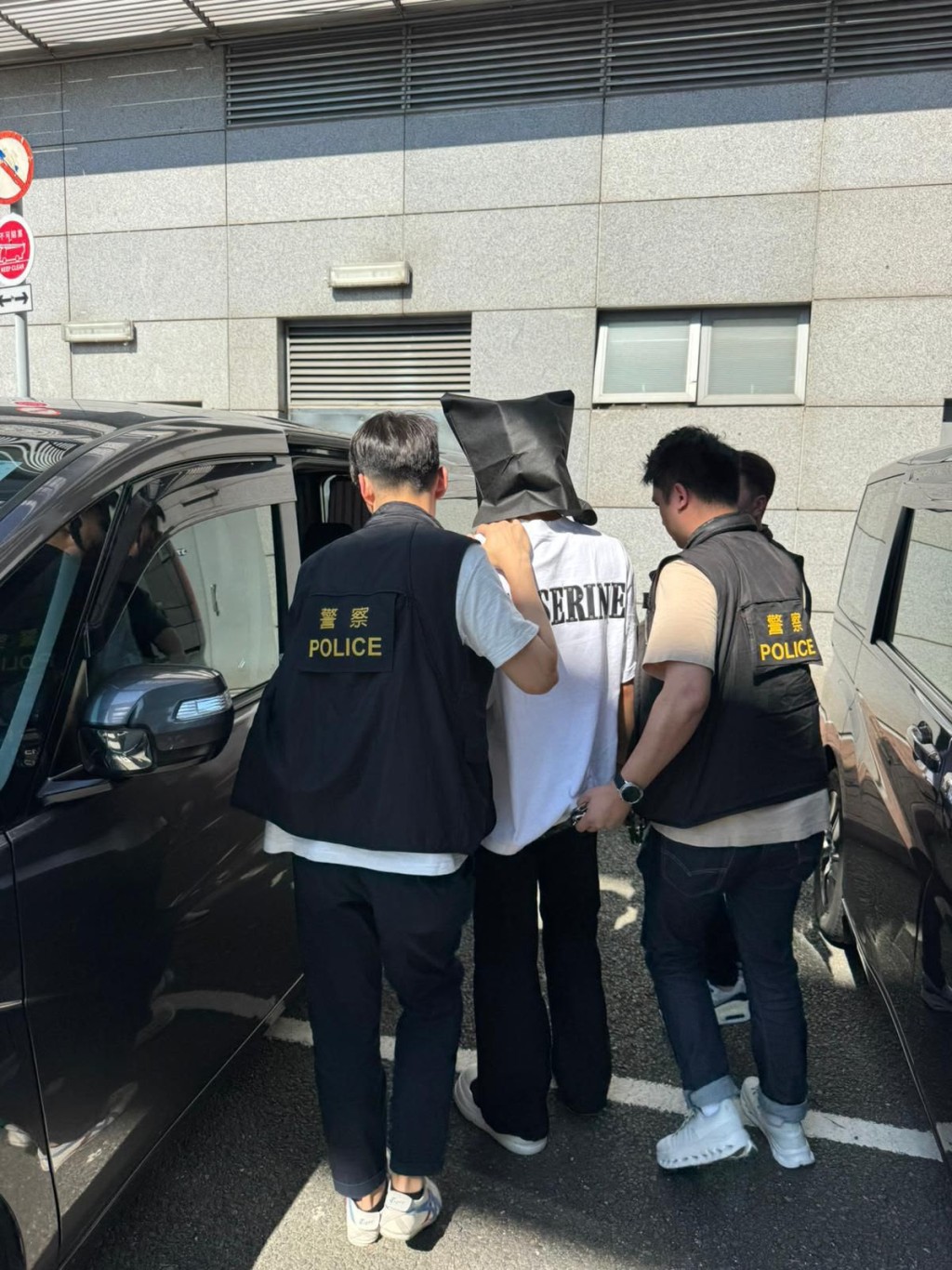 4名被捕人於深圳落網,並於今日(6月22日)下午被移交香港警方。警方提供 4名被捕人於深圳落網,並於今日(6月22日)下午被移交香港警方。警方提供