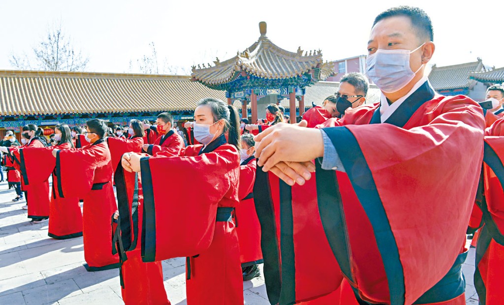 民眾在山東濟南,身穿傳統漢服禮拜孔子、擊鼓祈福。
