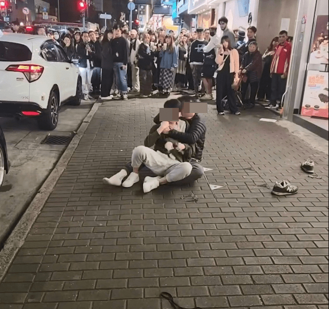 另一影片镜头一转,只见二人已跌坐地上扭作一团,的哥双脚波鞋甩掉,眼镜亦飞脱。 另一影片镜头一转,只见二人已跌坐地上扭作一团,的哥双脚波鞋甩掉,眼镜亦飞脱。