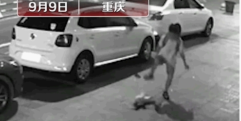 男童起腳踩頭。網圖