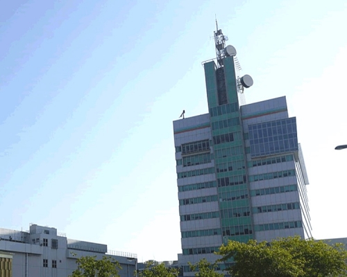 無綫電視廣播城今早有人掛上直幡。網圖