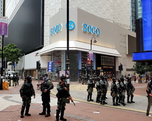 防暴警察在銅鑼灣崇光百貨外戒備。