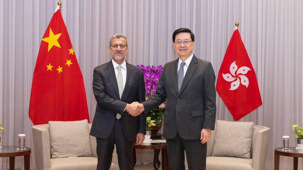 （右起）行政長官李家超與阿曼投資局主席HE Abdulsalam Al Murshidi會面。李家超FB圖片