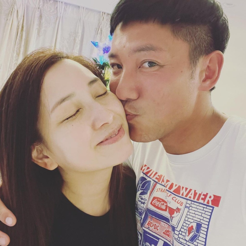 張頴康日前於IG晒相慶祝與太太麥雅緻拍拖15周年。  ​