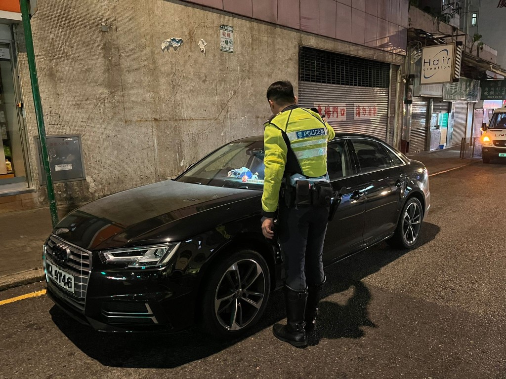 東九龍總區交通部執行及管制組特遣隊人員在聖誕假期期間加強執法打擊交通違例事項。警方圖片