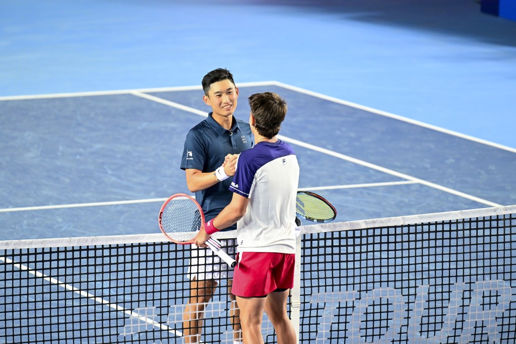 國家隊星將商竣程,直落2盤(6:4) ,(6:4)輕取阿根廷選手甘美辛拿。廖偉業攝 國家隊星將商竣程,直落2盤(6:4) ,(6:4)輕取阿根廷選手甘美辛拿。廖偉業攝