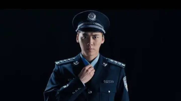 宣傳片中李易峰扮演的國安人員先是身著西裝,後來穿上警服。網圖
