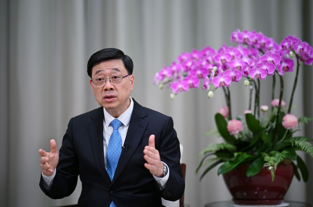 李家超表示,有信心現行法律足夠確保國家安全,風險長期存在,千變萬化,重申不可掉以輕心。 李家超表示,有信心現行法律足夠確保國家安全,風險長期存在,千變萬化,重申不可掉以輕心。