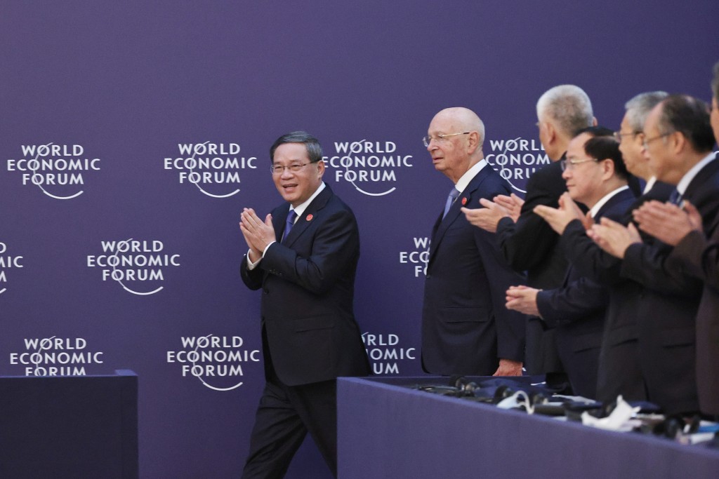 6月27日，中國國務院總理李強在天津出席世界經濟論壇全球企業家對話會，同企業家代表座談交流。（中新社）