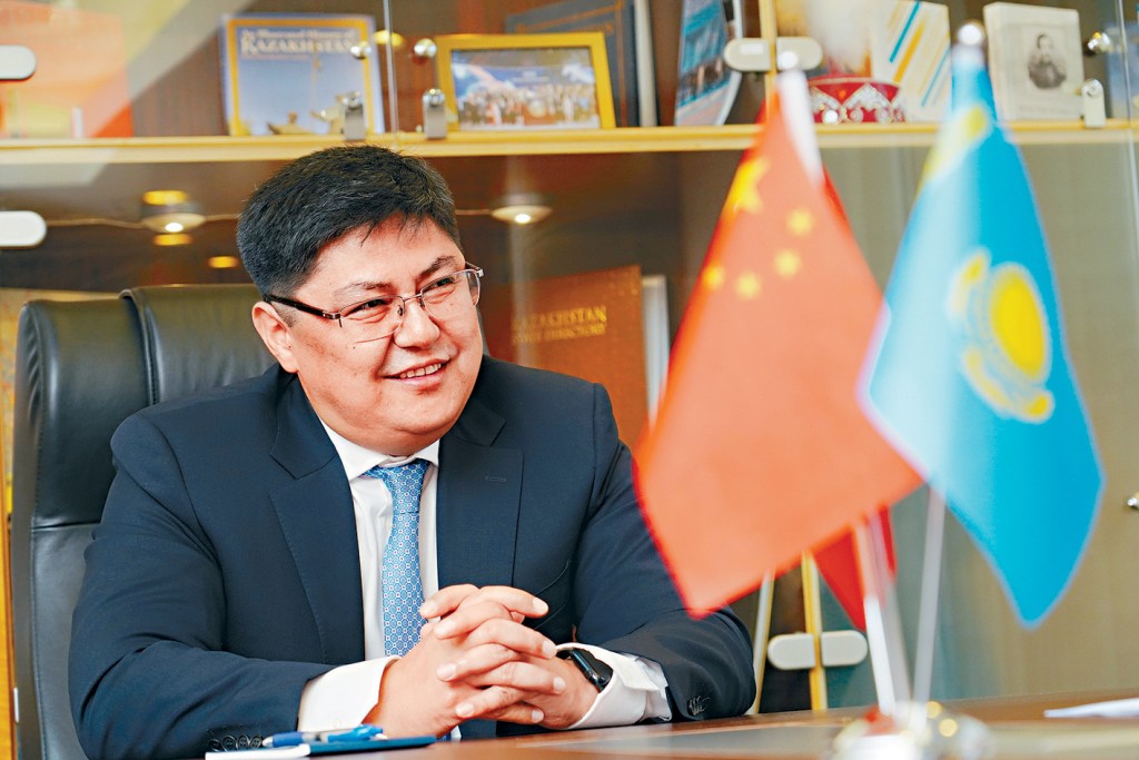 第二次擔任哈薩克駐港領事的Dosmanbetov表示，致力於加強與香港的經濟聯繫和文化交流。