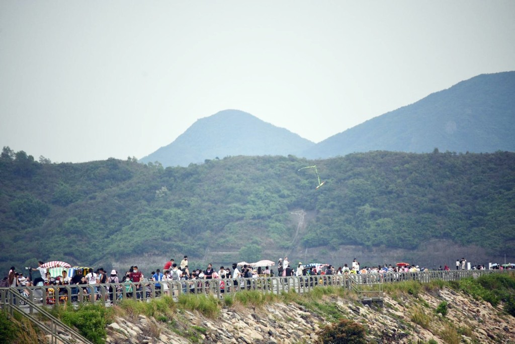 大美督人山人海。