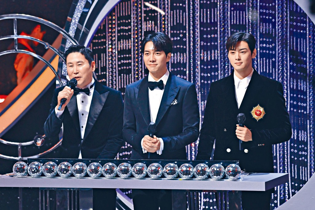 今屆《SBS演藝大賞》由申東燁、李昇基及車銀優擔任主持。