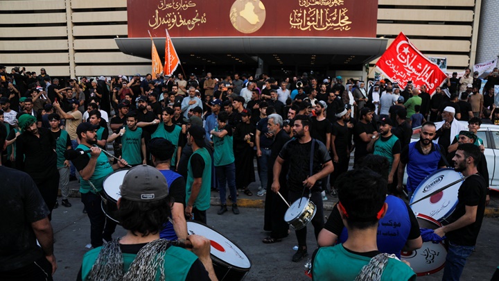 薩德爾陣營支持者8月曾闖入伊拉克國會大樓抗議。路透社資料圖片