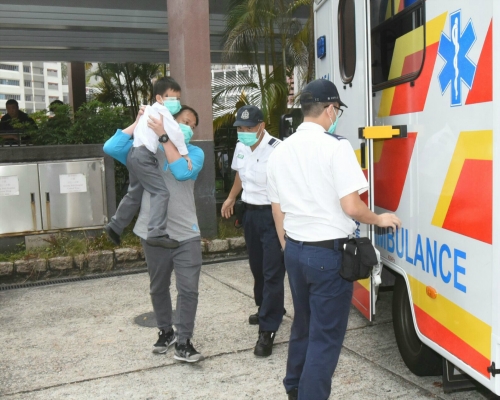6歲男童被夾升降機扶手要消防員拯救。
