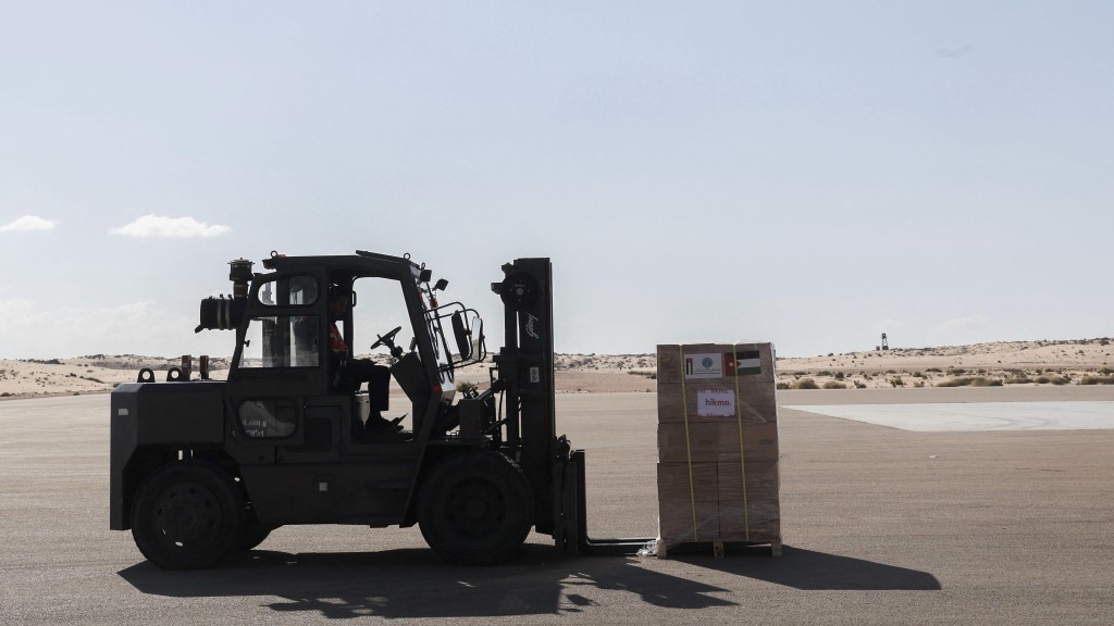 來自約旦的人道救援物資在機場等候被送往加沙。 路透社