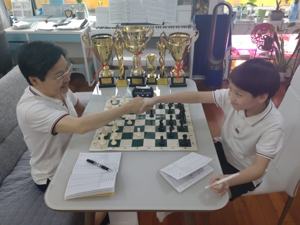 雖然爸爸常輸給兒子,但絕對無損父子感情。 雖然爸爸常輸給兒子,但絕對無損父子感情。